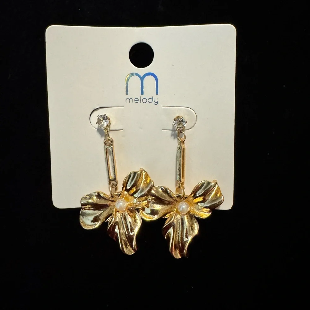 Melody Gold Flower Pearl Dangle Earrings - Picture 4 of 7
